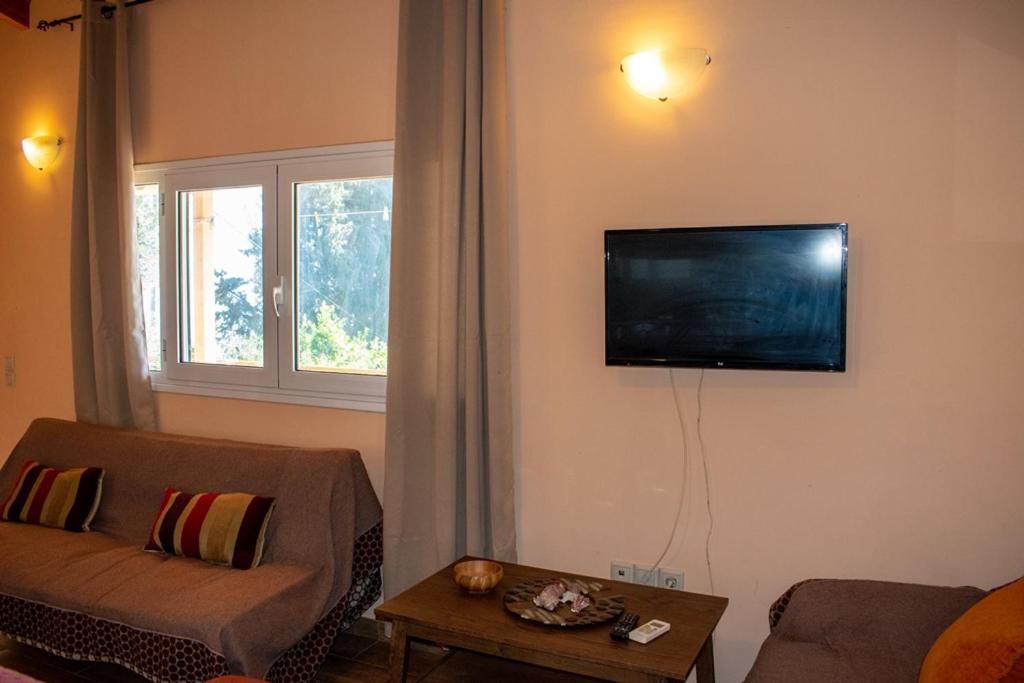 Takis&Eirini Family Apartments Perama  Exterior foto