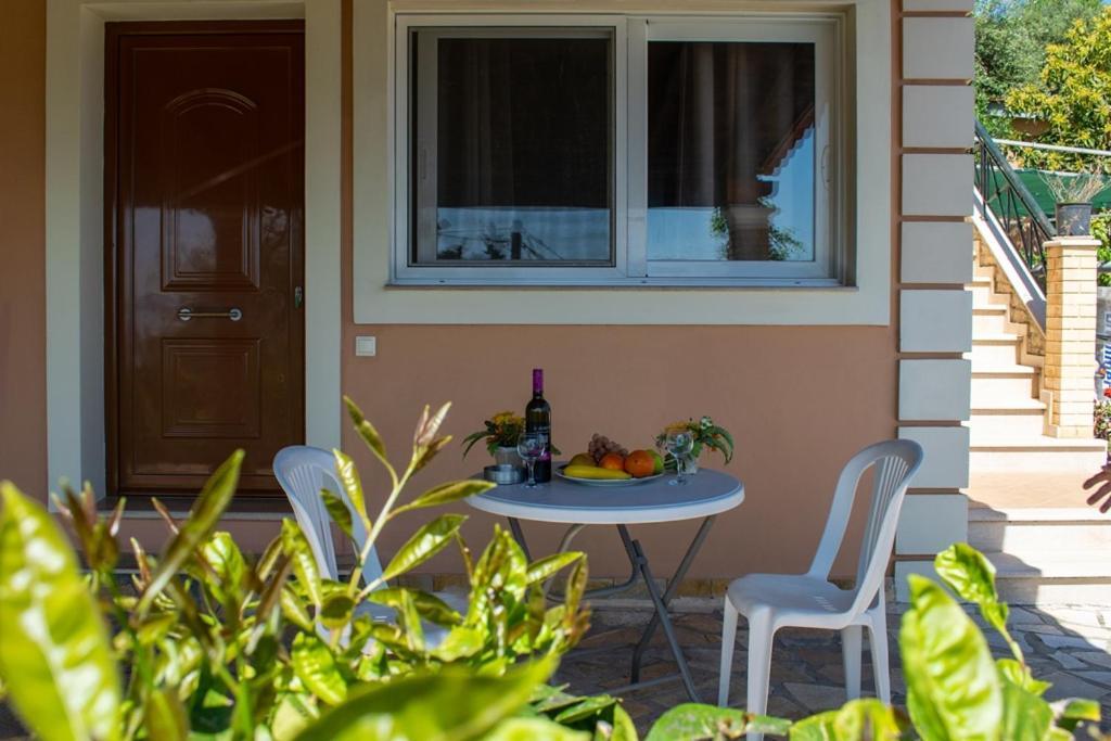 Takis&Eirini Family Apartments Perama  Exterior foto