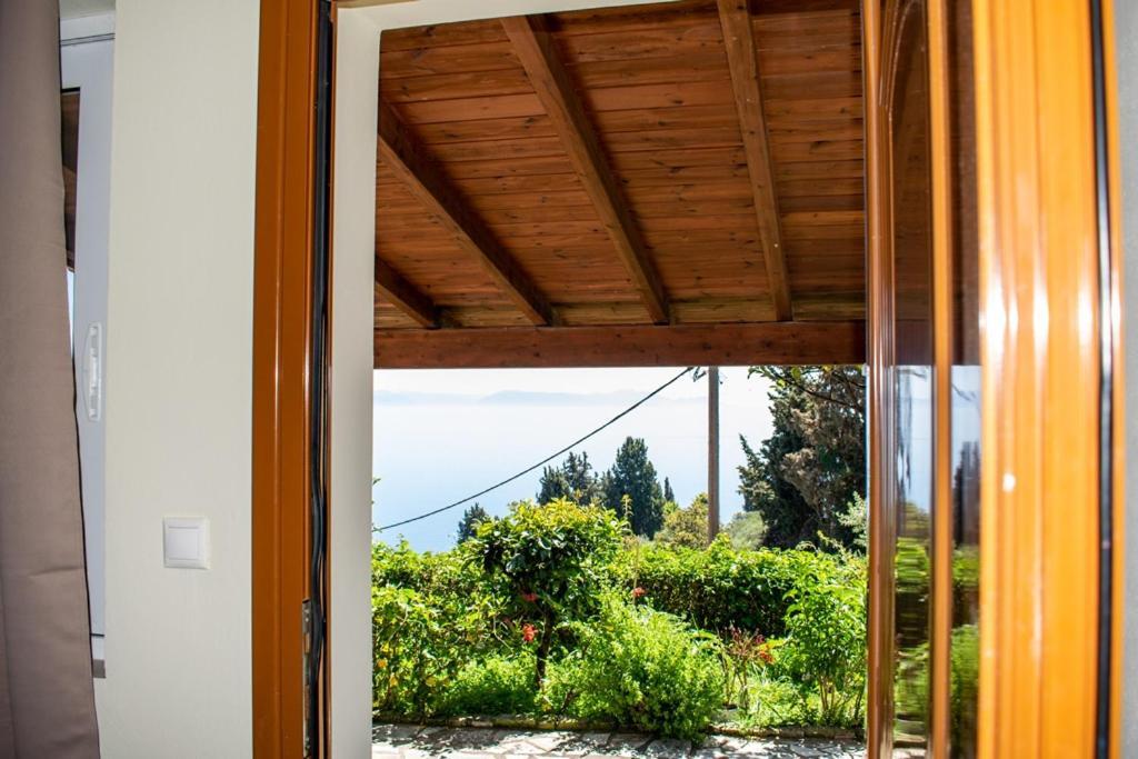 Takis&Eirini Family Apartments Perama  Exterior foto