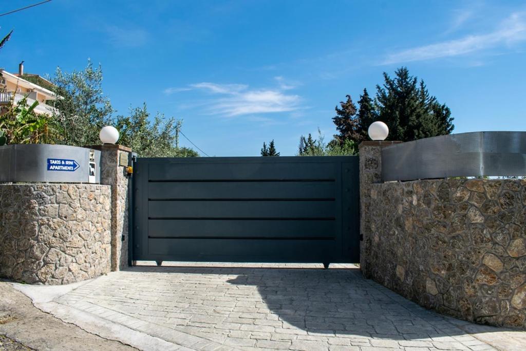 Takis&Eirini Family Apartments Perama  Exterior foto