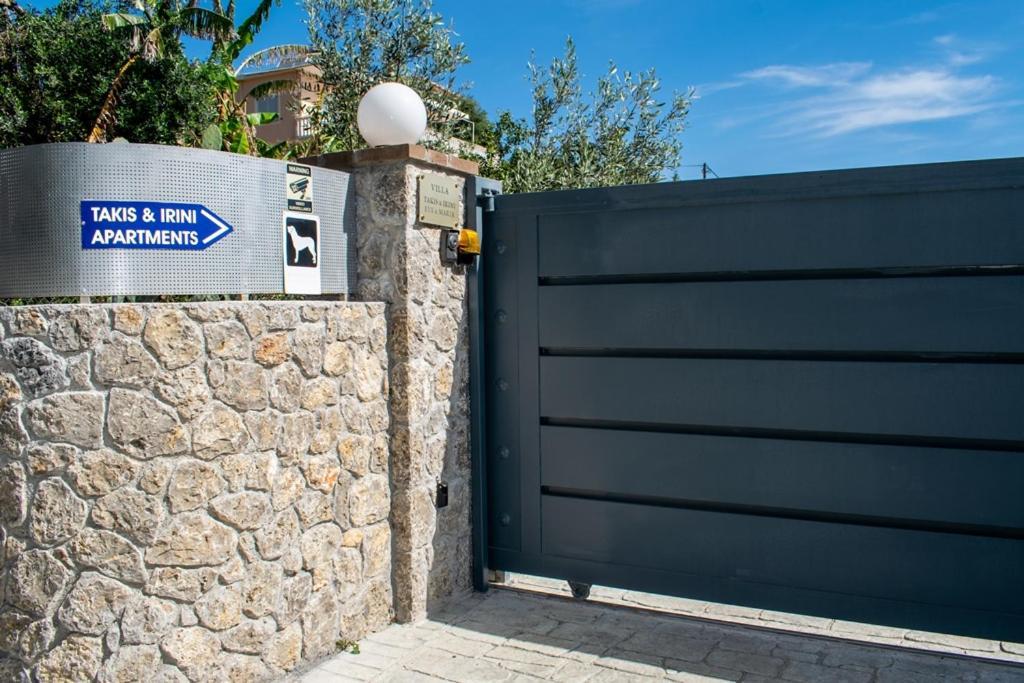 Takis&Eirini Family Apartments Perama  Exterior foto